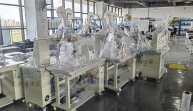 防护服压胶机是通过什么原理进行工作的？